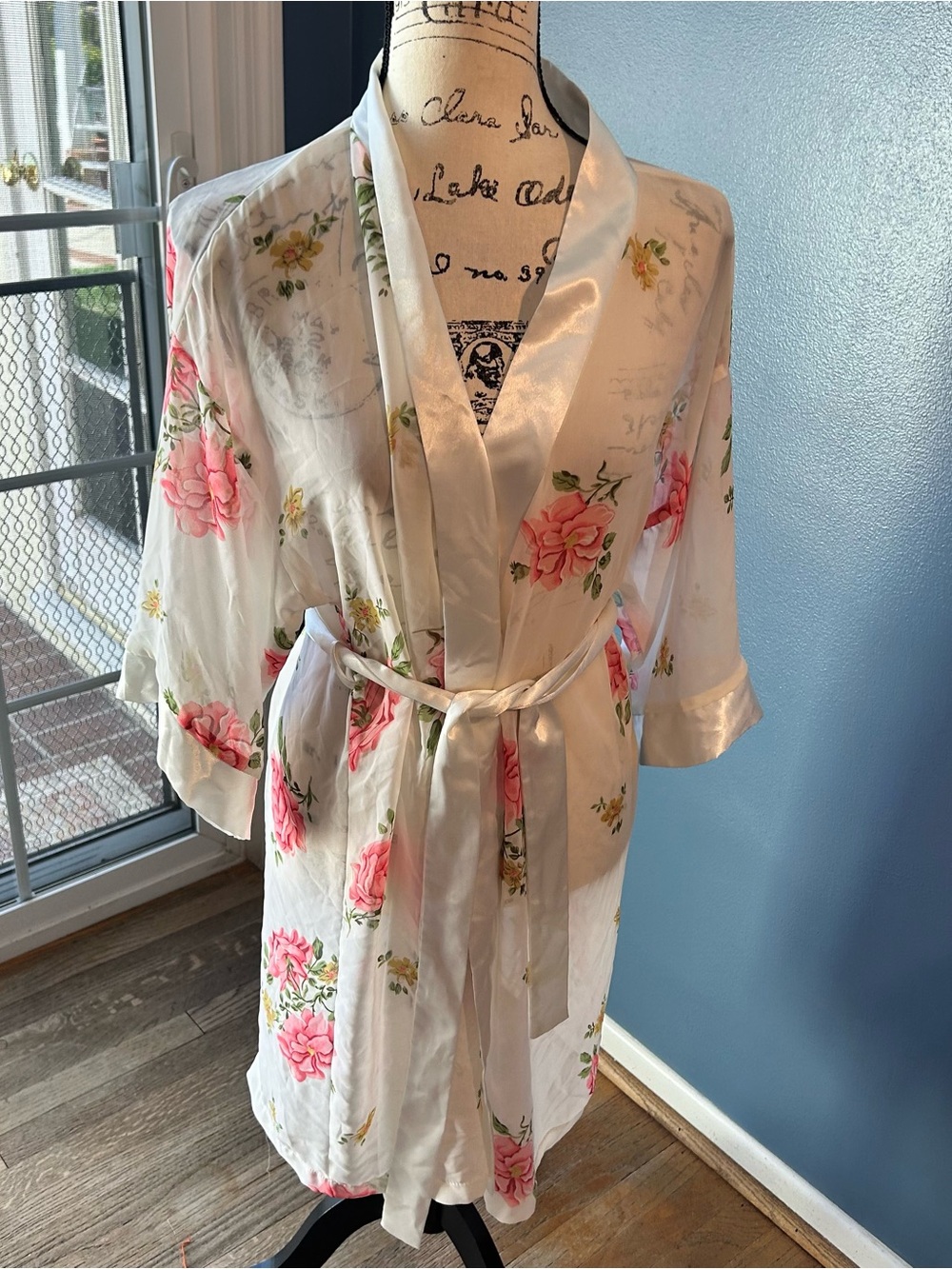 Intimate Affair of California Short kimono robe